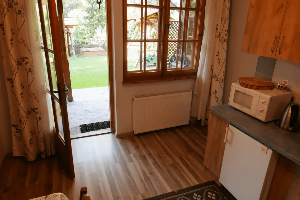 Wyjście z apartamentu do ogrodu, otwarte drzwi